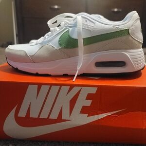 Tennis shoes/sneakers